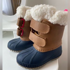 GAP Toddler all weather duck boots - never worn. Size 5/6